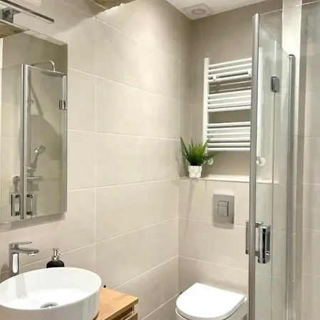 Modern Self Check In Center 毕尔巴鄂